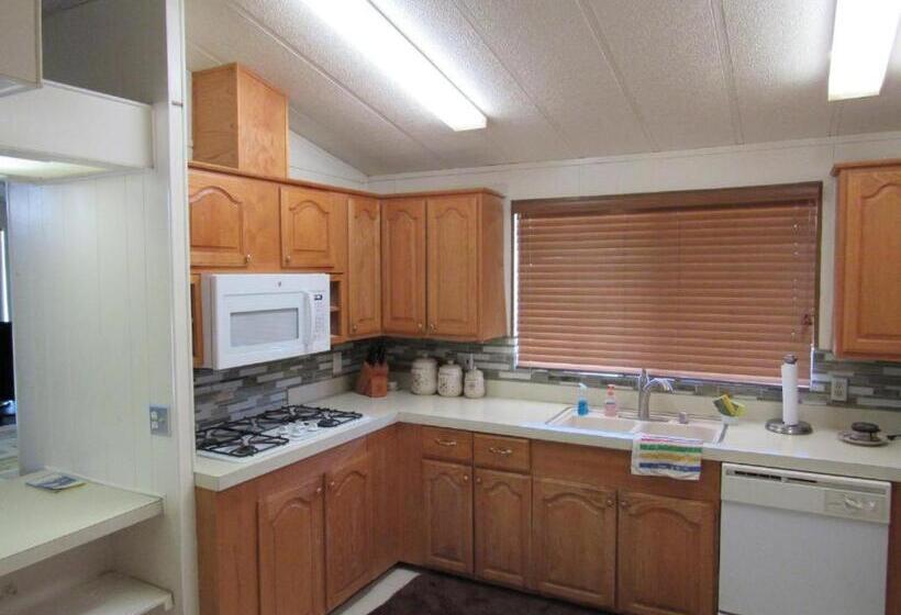 Дом 2 Спальни, Lakeshore Lodge