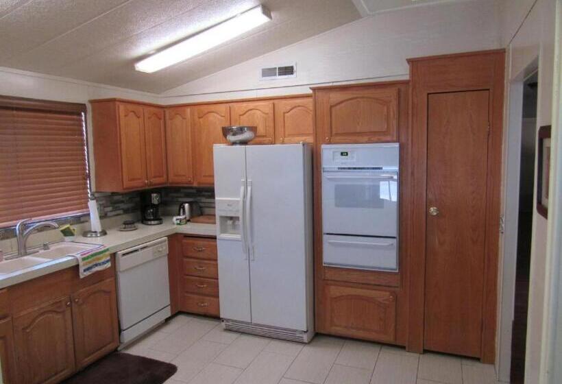 2间卧室的房子, Lakeshore Lodge