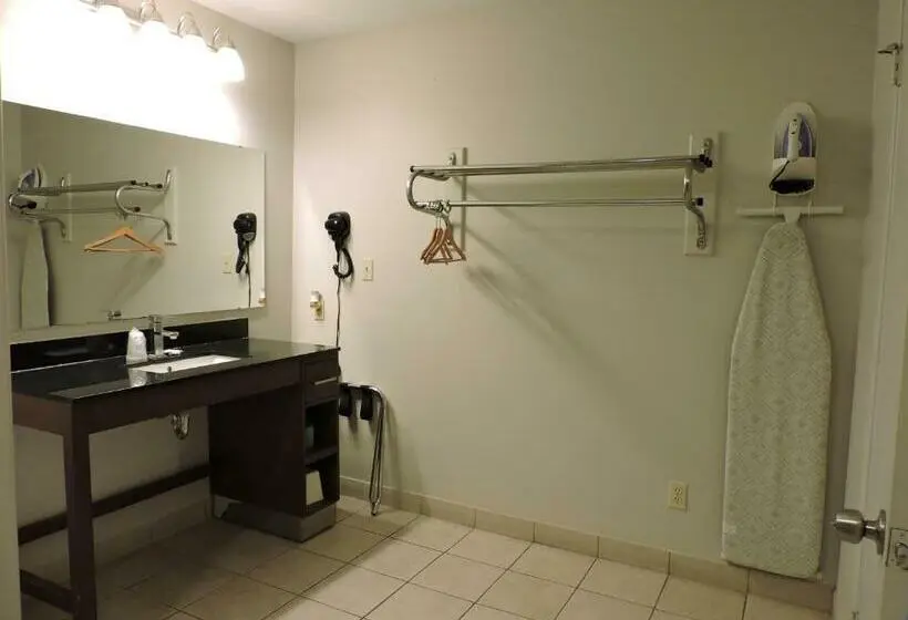 身障者適用キングサイズベッドルーム, Riata Inn   Rankin