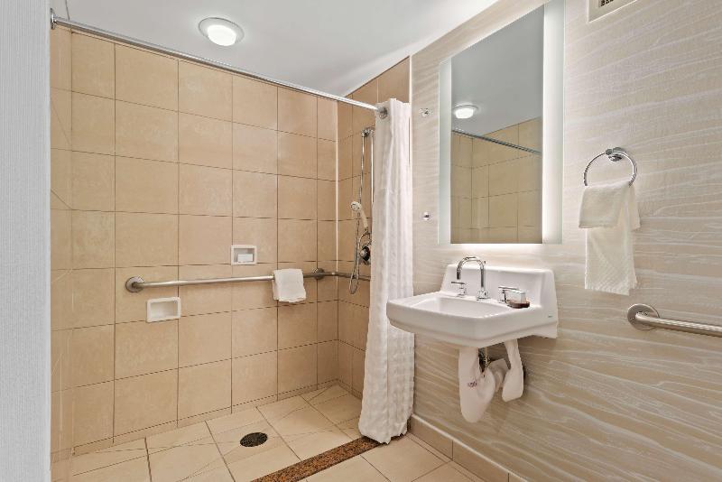 מיטת קינג בסוויטה, Embassy Suites By Hilton Anaheim South