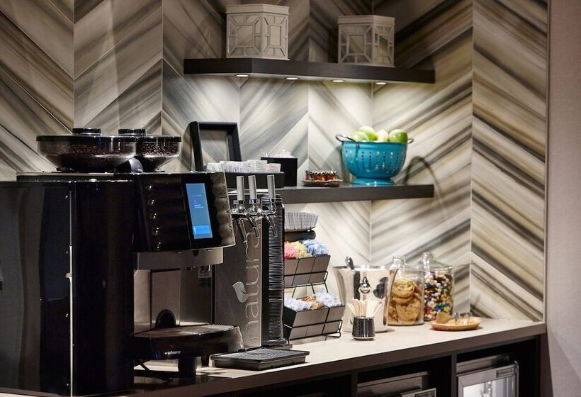 اتاق کلاب, New Orleans Marriott