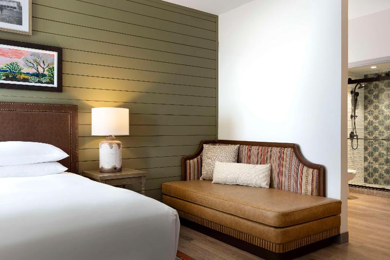 Camera Deluxe, River Palace