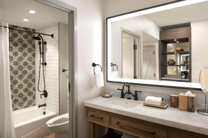 Camera Deluxe, River Palace