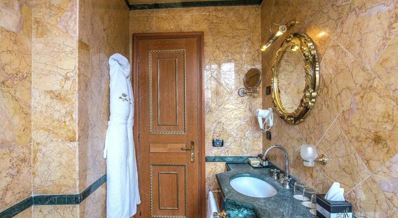 Camera Classica, River Palace