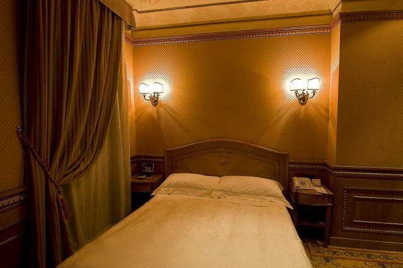 Camera Classica, River Palace