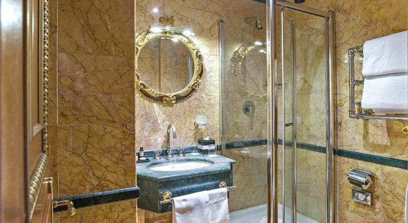 Camera Deluxe, River Palace