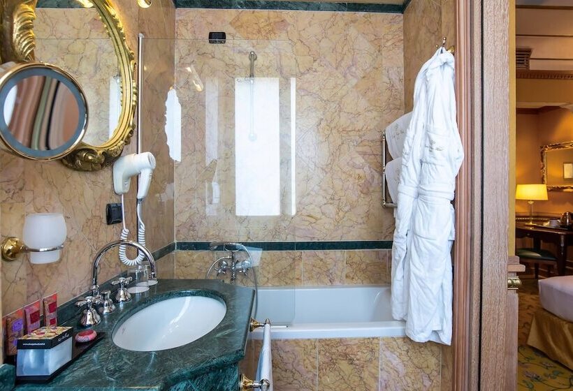 Camera Classica, River Palace