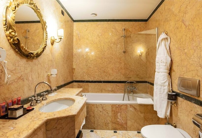 Camera Deluxe, River Palace