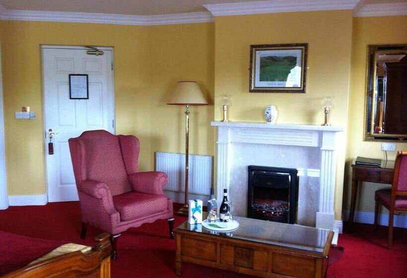 جناح جونيور, The 19th Golf Lodge