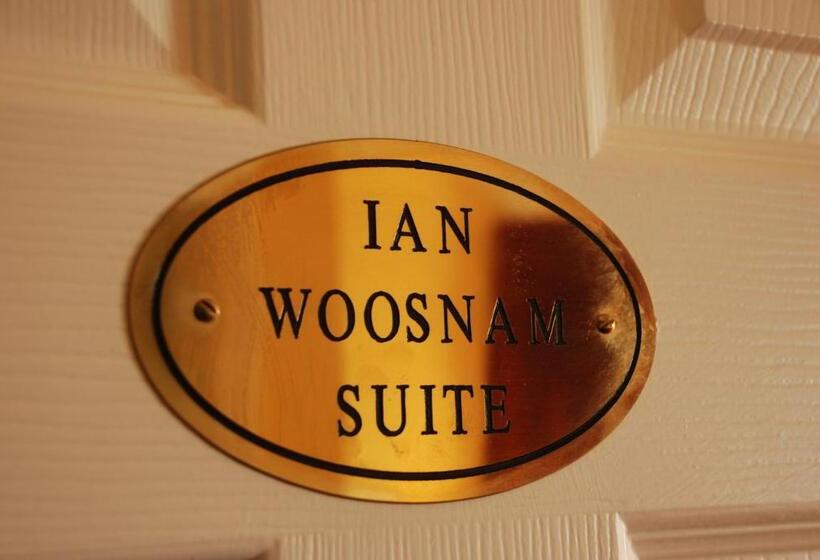 جناح جونيور, The 19th Golf Lodge