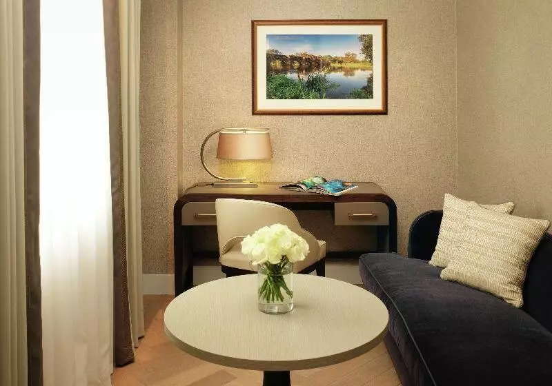 سوئیت جونیور با تخت بزرگ, The Biltmore Mayfair