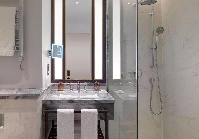 سوئیت جونیور با تخت بزرگ, The Biltmore Mayfair