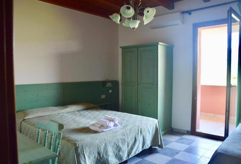 חדר סטנדרט לשלושה עם מרפסת, Golfo Del Leone