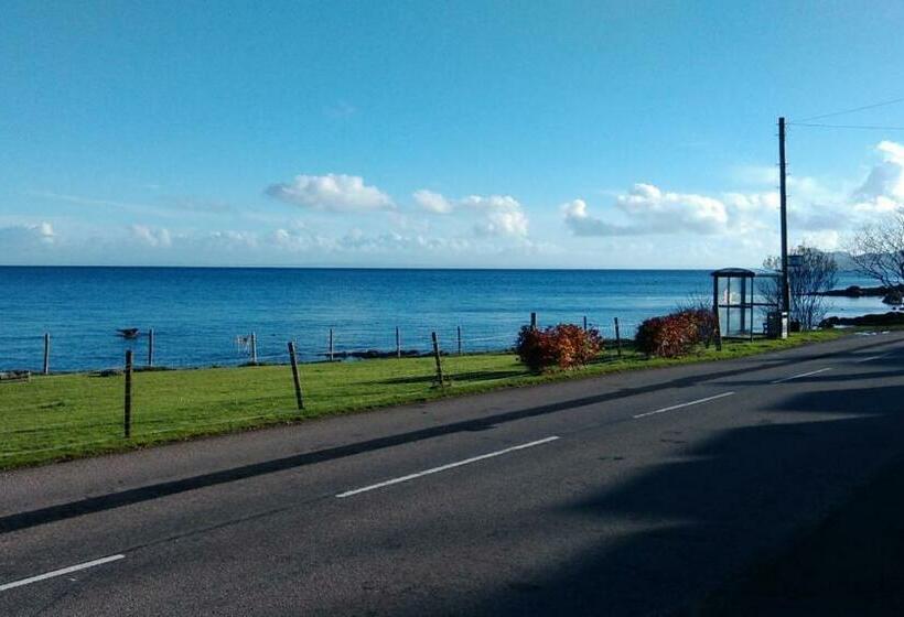 غرفة قياسية فردية حمام مشترك, The Corrie