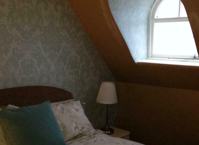 غرفة قياسية مطلّة علي البحر, The Corrie