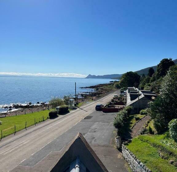 غرفة قياسية فردية حمام مشترك, The Corrie