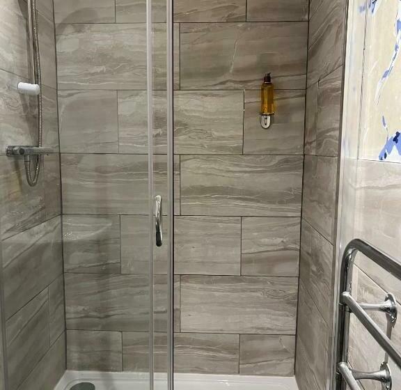 غرفة قياسية فردية حمام مشترك, The Corrie