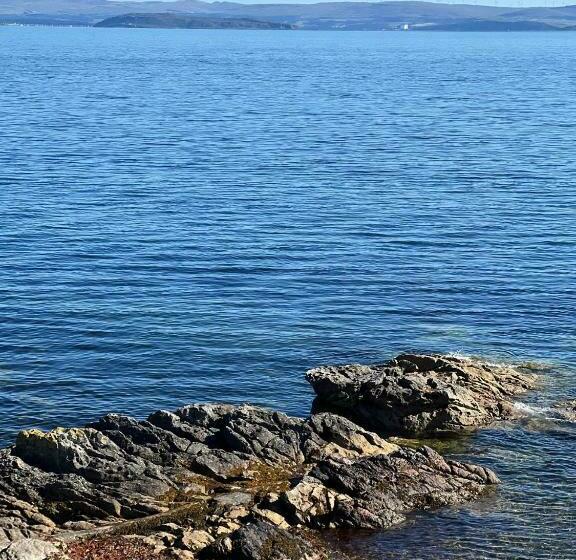 غرفة قياسية مطلّة علي البحر, The Corrie