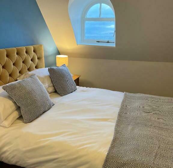 غرفة قياسية مطلّة علي البحر, The Corrie