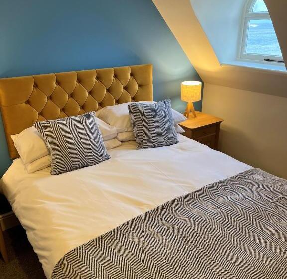 غرفة قياسية مطلّة علي البحر, The Corrie