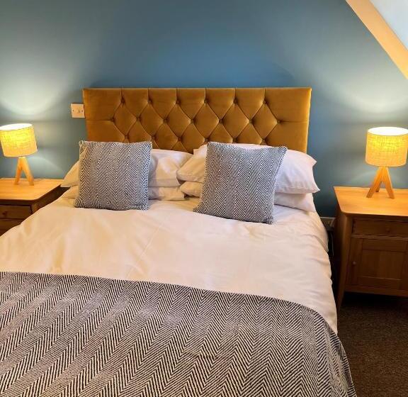 غرفة قياسية مطلّة علي البحر, The Corrie