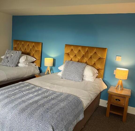 غرفة قياسية مطلّة علي البحر, The Corrie