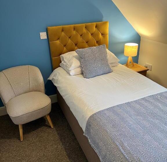 غرفة قياسية فردية حمام مشترك, The Corrie