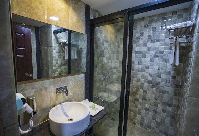 חדר אקזקיוטיב, Pride Biznotel The Maison Anand