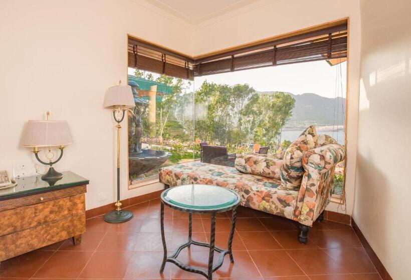 Номер Deluxe Вид на Озеро, Residency Lake Resort & Spa