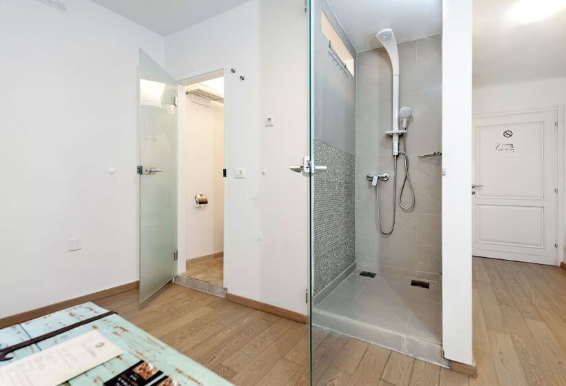 スタンダードスタジオ, Villa Valdibora