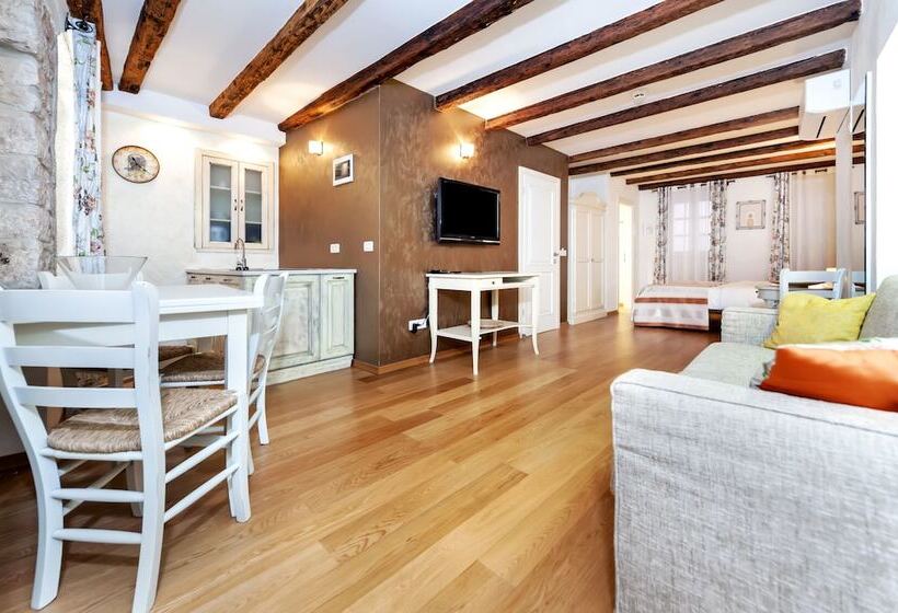 スタンダードスタジオ, Villa Valdibora