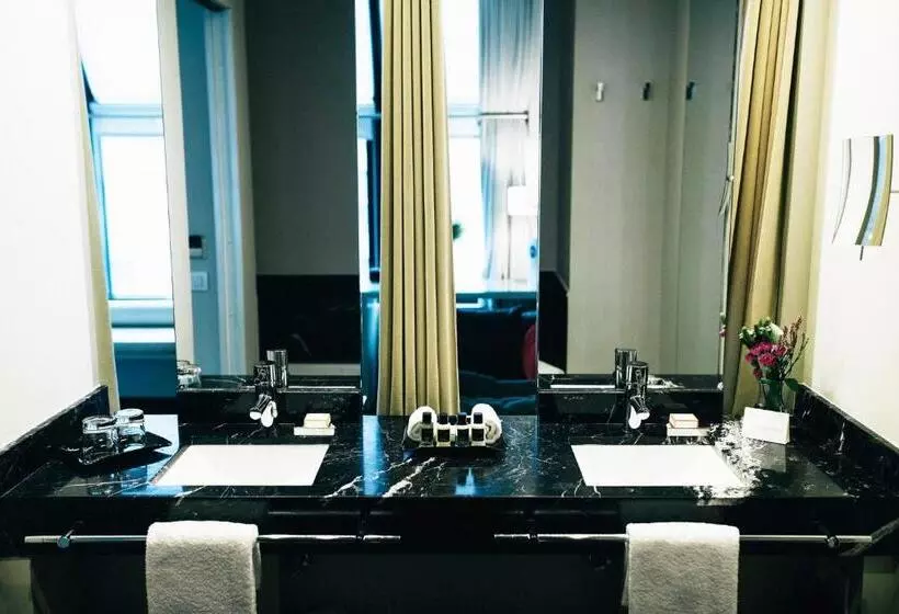 Suite Junior, Miro
