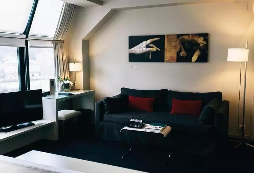 Suite Junior, Miro