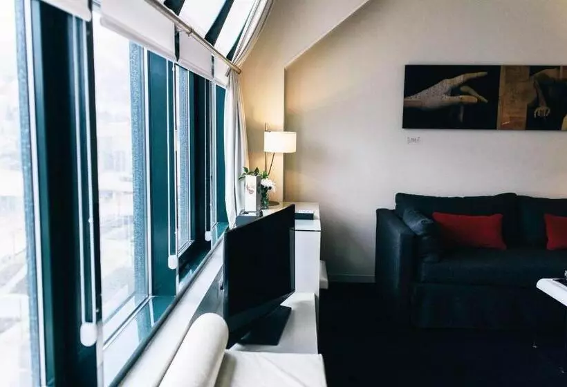 Suite Junior, Miro