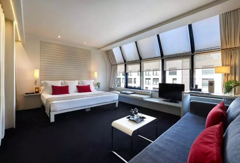 Suite Junior, Miro