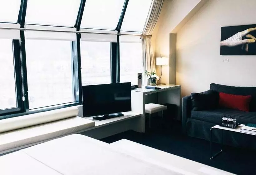 Suite Junior, Miro