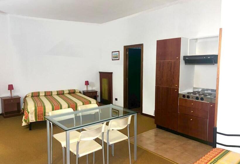 חדר אקונומי לשלושה, Parco Tirreno