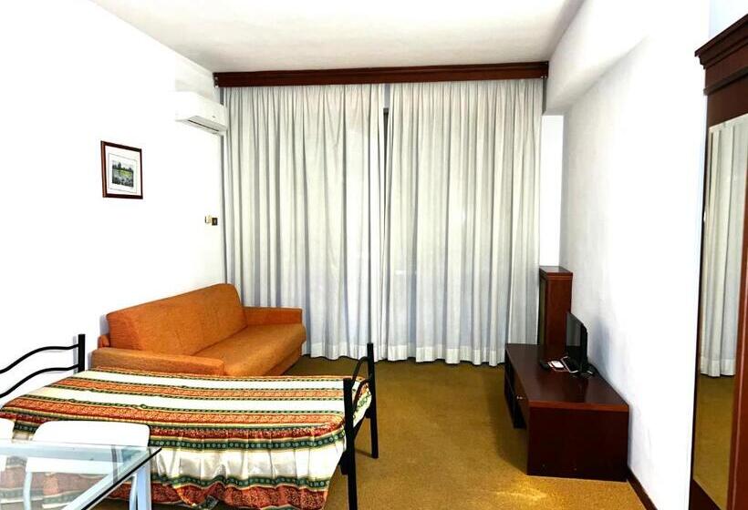 חדר אקונומי לשלושה, Parco Tirreno