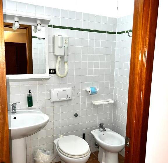 חדר אקונומי לשלושה, Parco Tirreno