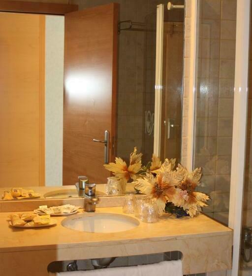 اتاق استاندارد سه نفره, Rober Palas