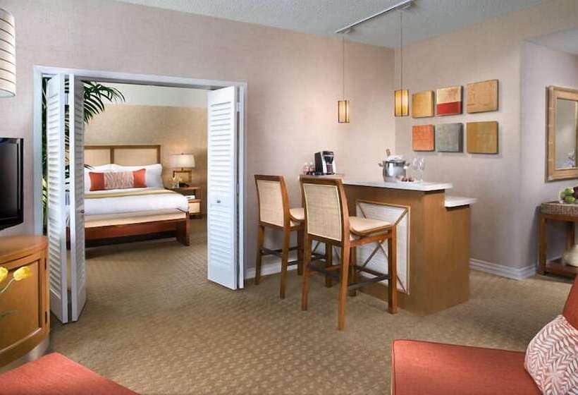מיטת קינג בסוויטה, Tropicana Las Vegas  A Doubletree By Hilton