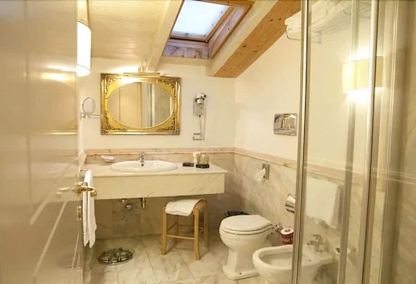 جناح جونيور, Unahotels One Catania