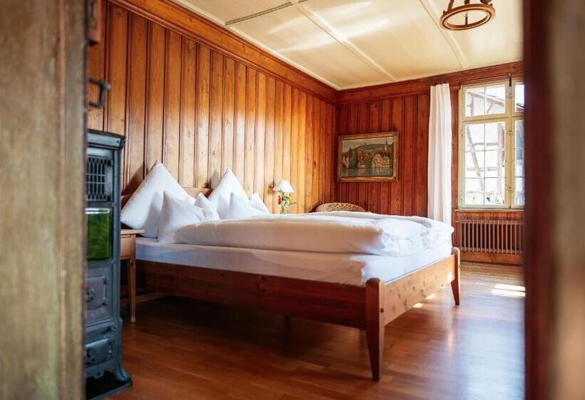 バス共有のスタンダードルーム, Hirschen Stammheim