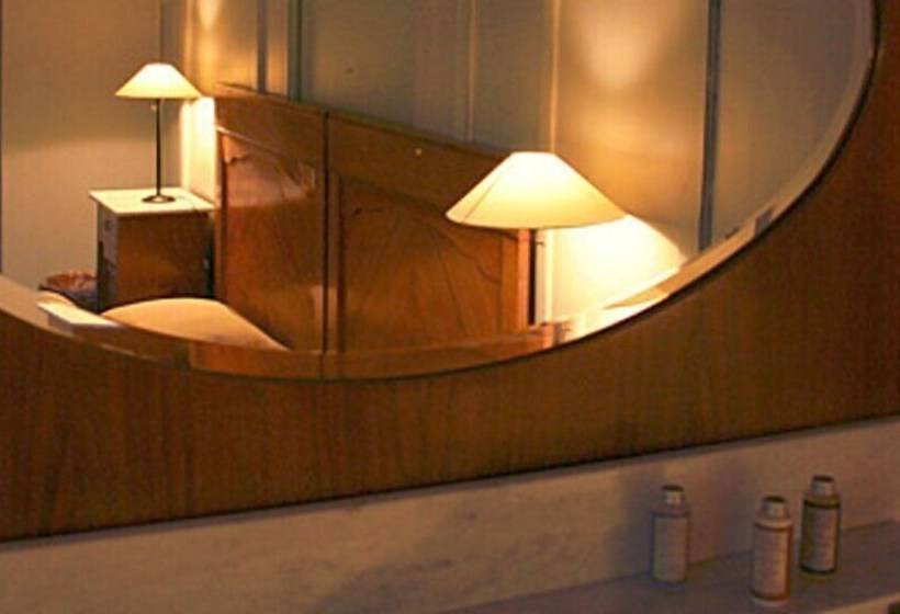 バス共有のスタンダードルーム, Hirschen Stammheim