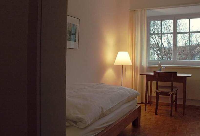 バスルーム共有のシングルスタンダード, Hirschen Stammheim