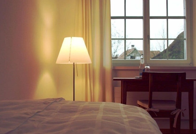 バスルーム共有のシングルスタンダード, Hirschen Stammheim