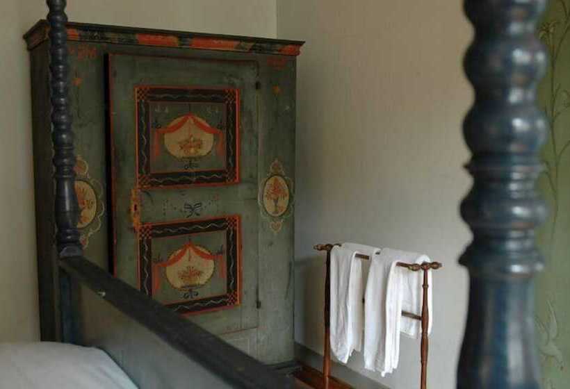 バス共有のスタンダードルーム, Hirschen Stammheim