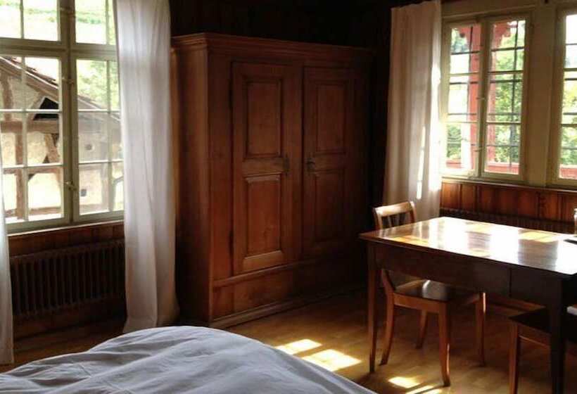 バス共有のスタンダードルーム, Hirschen Stammheim