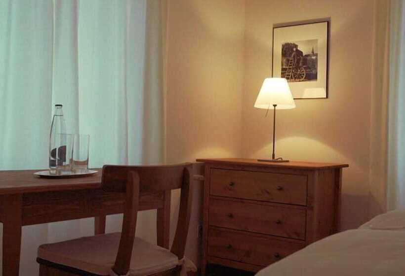 バス共有のスタンダードルーム, Hirschen Stammheim