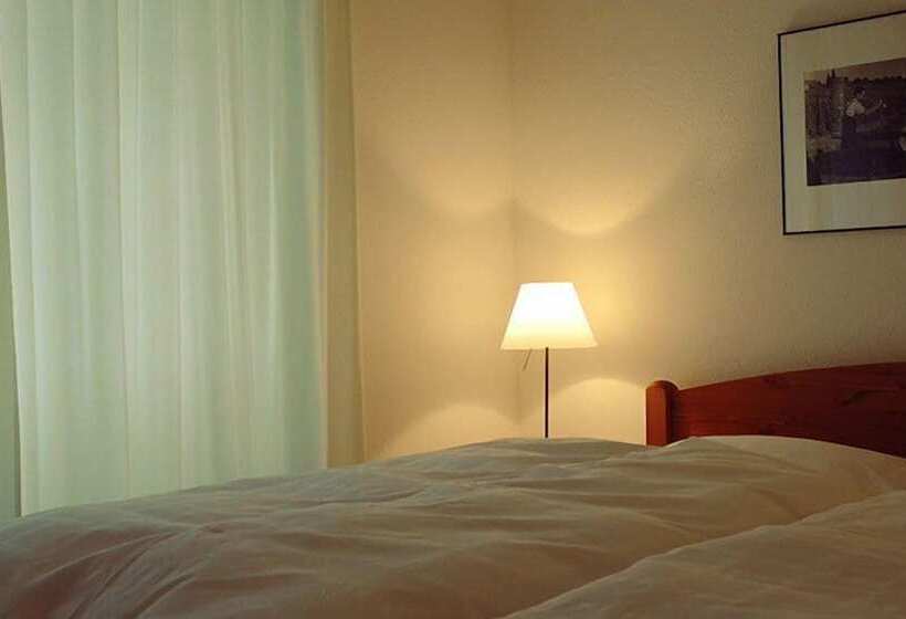 バス共有のスタンダードルーム, Hirschen Stammheim